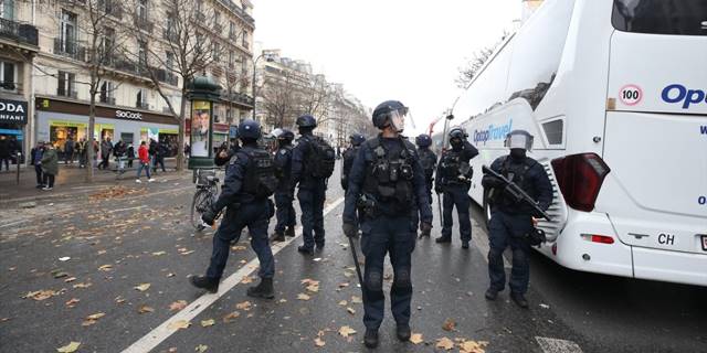 Paris saldırısının şüphelisi 'cinayet' ve 'cinayete teşebbüs'ten tutuklu yargılanacak