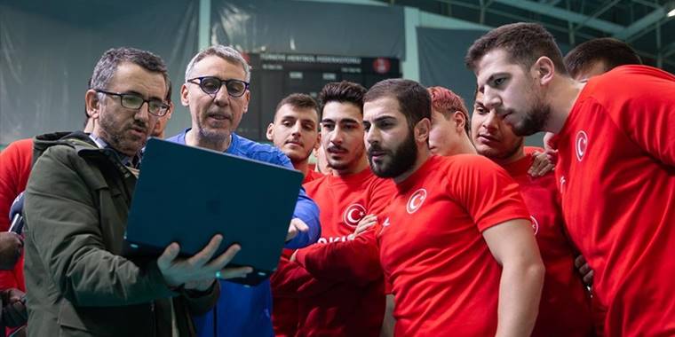 A Milli Erkek Hentbol Takımı "Yılın Fotoğrafları" oylamasında oyunu "Gardını indirince" fotoğrafına verdi