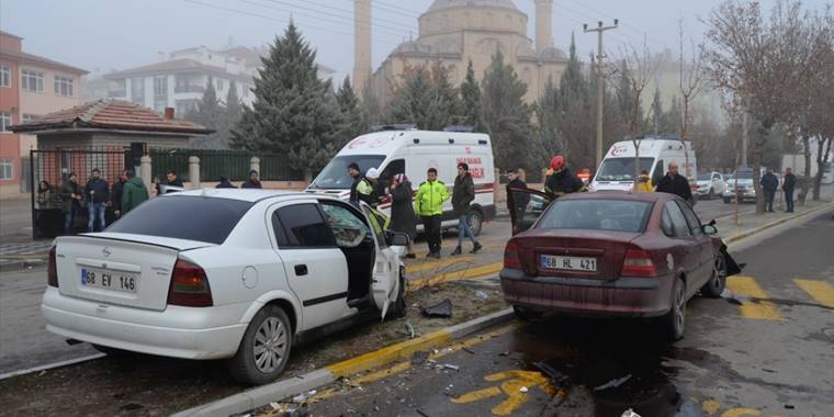 Aksaray'da iki otomobilin çarpışması sonucu 3 kişi yaralandı