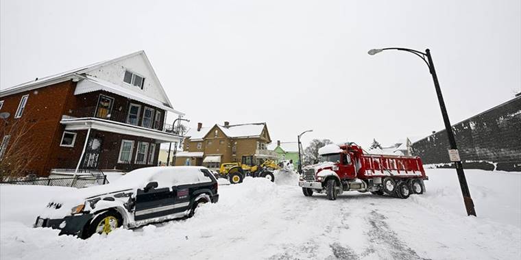 ABD'de kar fırtınası hava ve kara trafiğini felç etti