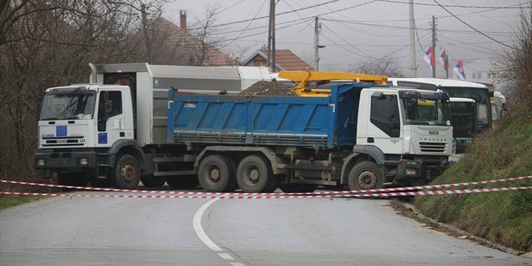 Kosova'nın kuzeyinde kurulan yeni barikatların çevresinde durum sakin