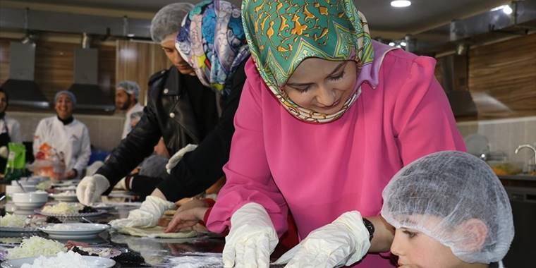 Ağrı'nın köylerinde yaşayan çocuklar, bir günlerini üniversitelilerle geçirdi