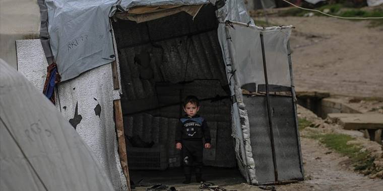 İdlib'de yerinden edilmiş aileler bir kışı daha dayanıksız ve eski çadırlarda geçiriyor