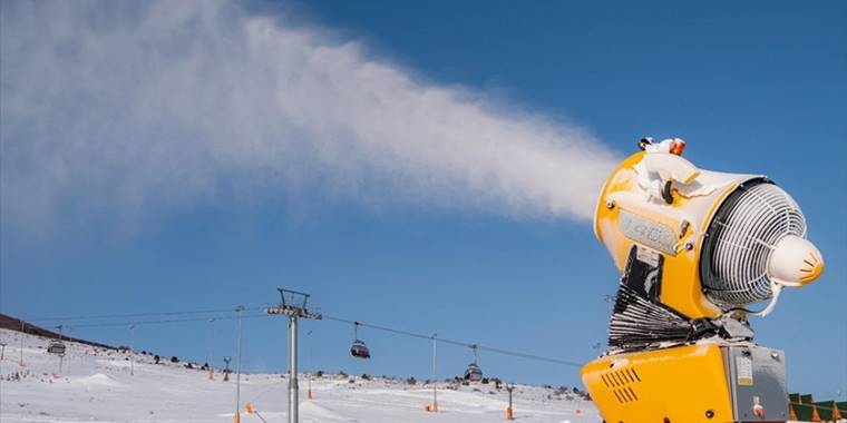 Yıldız Dağı Kayak Merkezi'nde suni karlama çalışmaları devam ediyor