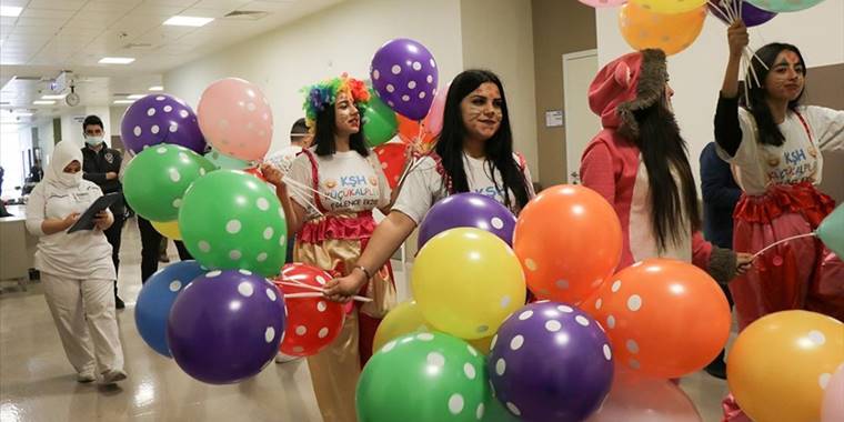Kayseri Şehir Hastanesindeki hasta çocuklar "Küçük Kalpler Ekibi" ile moral buldu