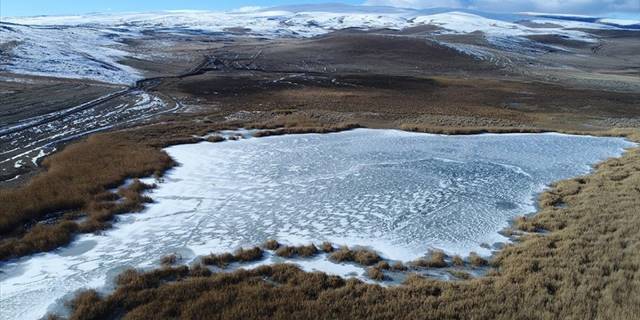 Kars'taki Lavaş Gölü tamamen dondu