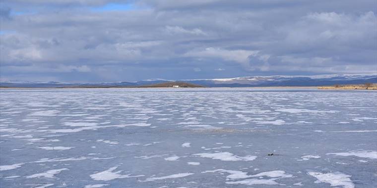 Kars, Ağrı ile Ardahan'da dere ve göletler buz tuttu
