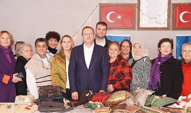 Ayvalık Belediye Başkanı Mesut Ergin ve Eşi Yeni Yıl Hediyelerini Mahalleevleri'nin Yılbaşı Pazarı'ndan Seçti