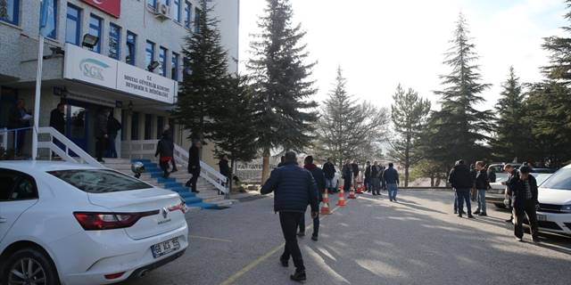 Kayseri ve çevre illerde EYT'liler SKG binalarında yoğunluk oluşturdu