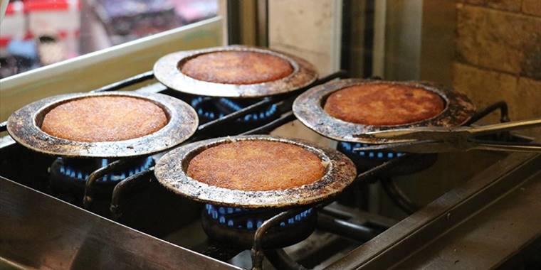 Hatay'da künefeciler yılbaşı sofralarını tatlandırmak için fazla mesai yapıyor
