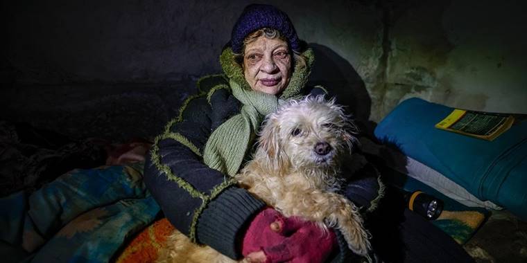 Ukrayna'daki savaşta evi yanan Vorobyova yeni yılı sığınakta karşılayacak