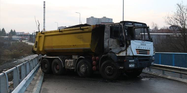 Kosova’nın kuzeyindeki barikatlardan biri kundaklandı
