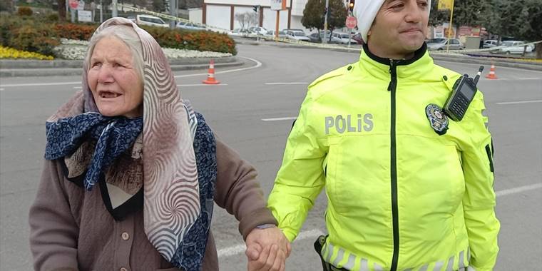 Beypazarı'nda polis yolun karşısına geçmekte zorlanan yaşlı kadına yardım etti
