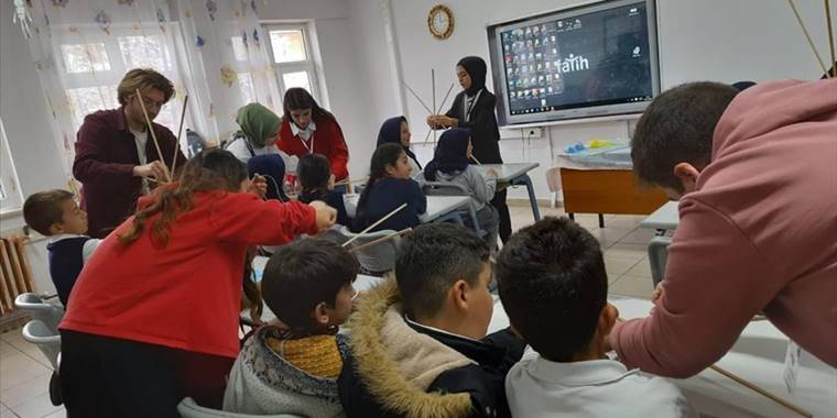 Bozkır'da üniversite öğrencileri, ilkokul öğrencilerine çevre ve geri dönüşümü anlattı