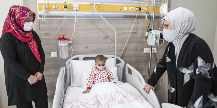 Emine Erdoğan'dan kanser hastası çocuklara moral ziyareti