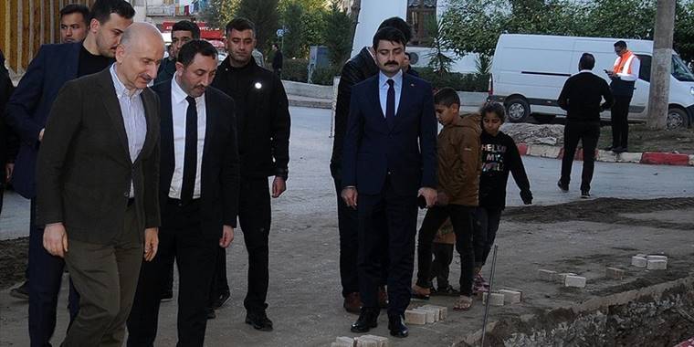 Ulaştırma ve Altyapı Bakanı Karaismailoğlu, selin yaşandığı Kumluca'daki çalışmaları inceledi