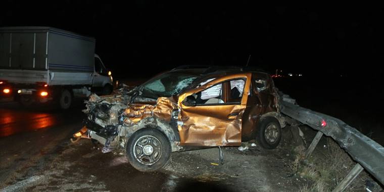 Sivas'ta tır ile çarpışan otomobildeki 2 kişi yaralandı
