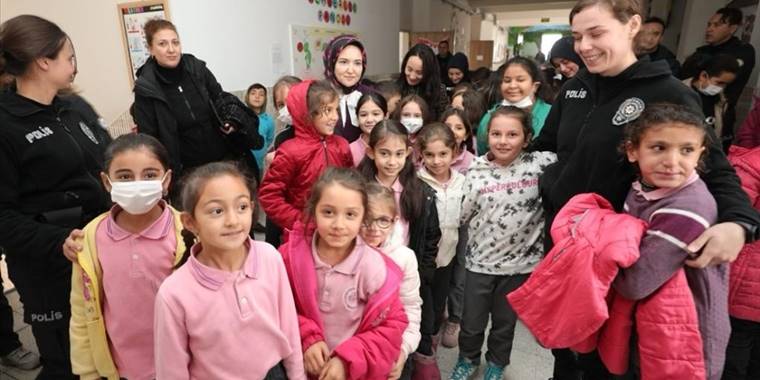 Aksaray'da polis adayları öğrencilere giysi yardımında bulundu