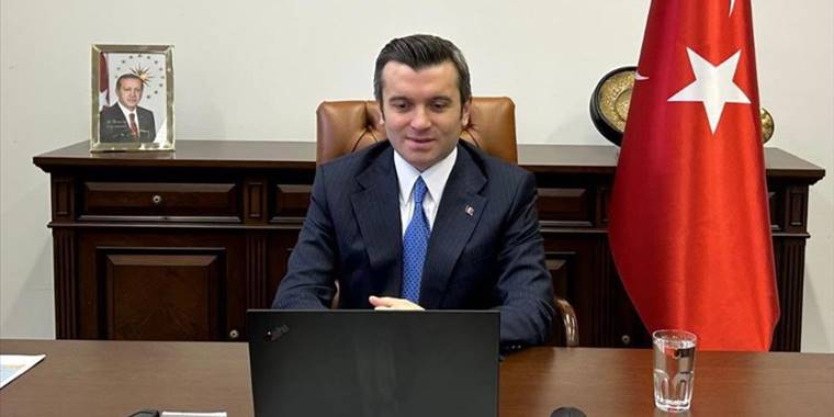 Türkiye'nin Zagreb Büyükelçisi Kıran "Yılın Fotoğrafları" oylamasında oyunu "Kırmışlar kalbini" fotoğrafına verdi