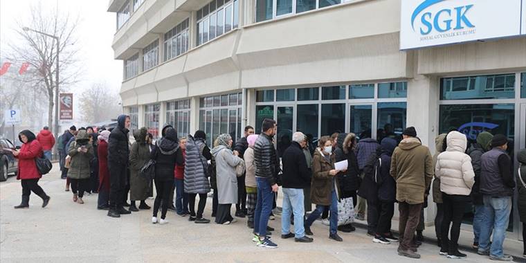 SGK müdürlüklerinde EYT'lilerin yoğunluğu sürüyor