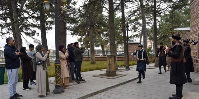 Ertuğrul Gazi Türbesi'ni 2022'de yurt dışından yaklaşık 40 bin kişi ziyaret etti