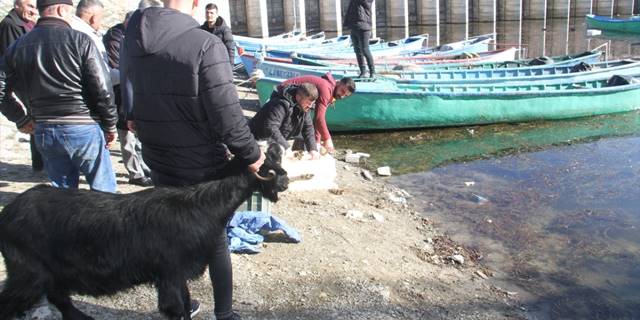 Beyşehir Gölü kıyısında buluşan balıkçılar kar ve yağmur için dua etti