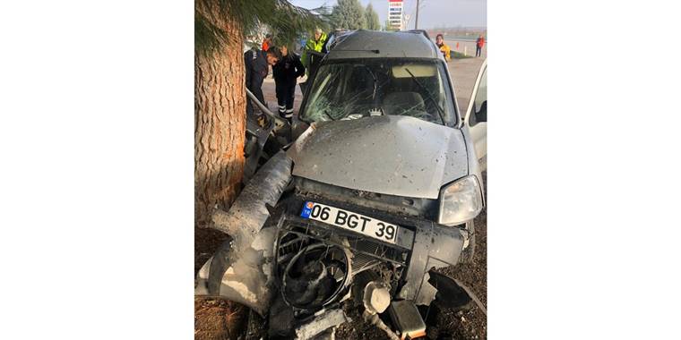 Ankara'da kontrolden çıkarak ağaca çarpan aracın sürücüsü öldü