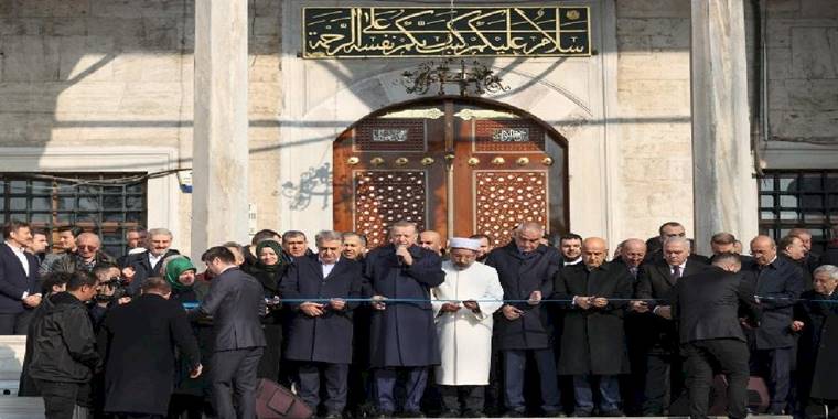 İstanbul'da restorasyonu tamamlanan Yeni Camii açıldı