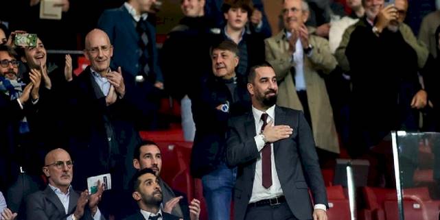 Arda Turan Atletico Madrid - Barcelona maçını onur tribününden izledi!
