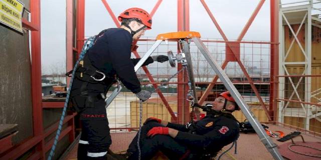 Kocaeli'de stajyerler itfaiyeciler mesleğe hazırlanıyor