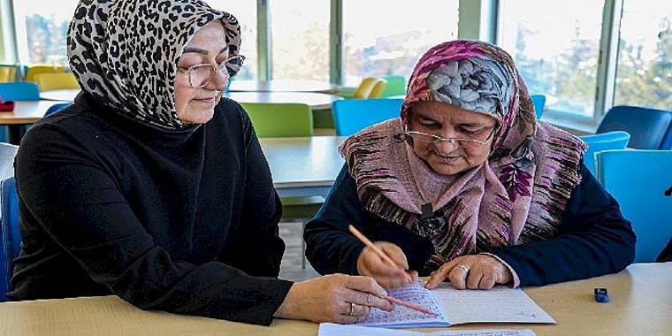Van'lı Kadınlar Büyükşehir'le Okuma-Yazma Öğreniyor