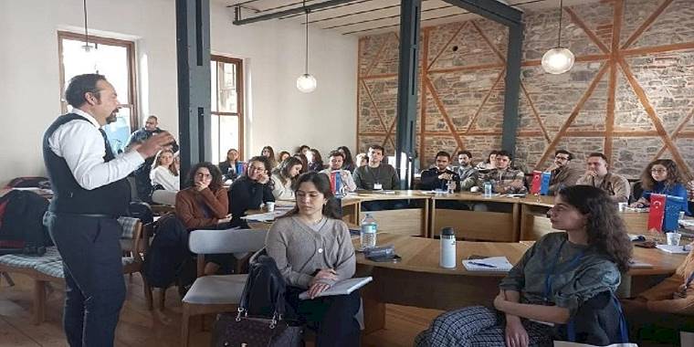 Genç elçiler İzmir'in geleceği için proje üretiyor