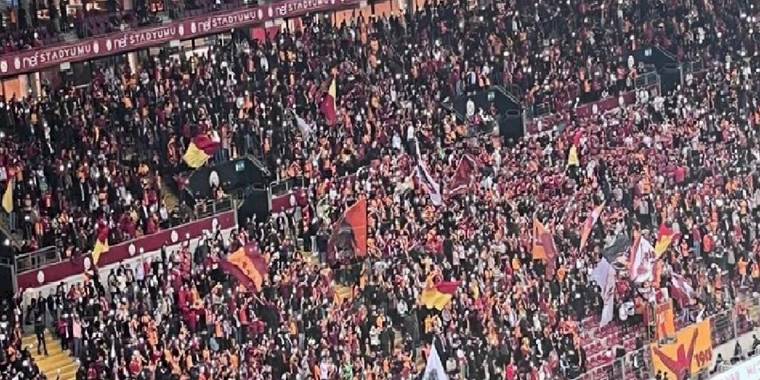 Galatasaray taraftarından Antalyaspor maçı öncesi görsel şov!