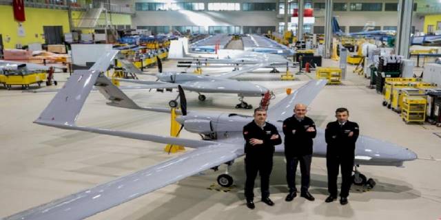 Bakan Soylu'dan Baykar'da 'milli' poz