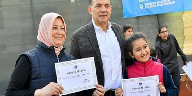 Çay saatinde tenis öğrenen 140 kadın sertifikasını aldı