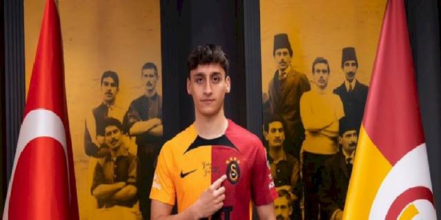 Galatasaray'da Emirhan Kayar ile profesyonel sözleşme imzalandı!