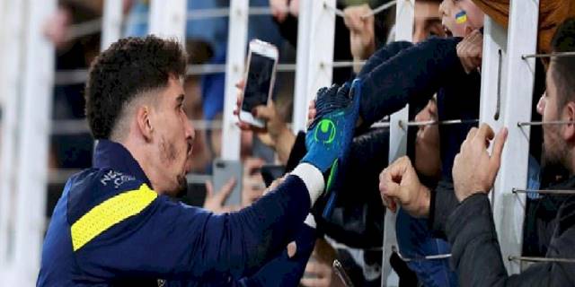 Fenerbahçe taraftarından Altay Bayındır'a destek!