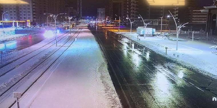 Gaziantep karla mücadeleyi gece de sürdürdü