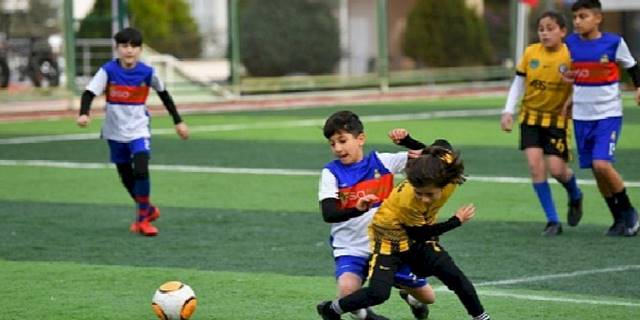 Yenişehir Belediyesi çocukları yeşil sahalarda buluşturdu