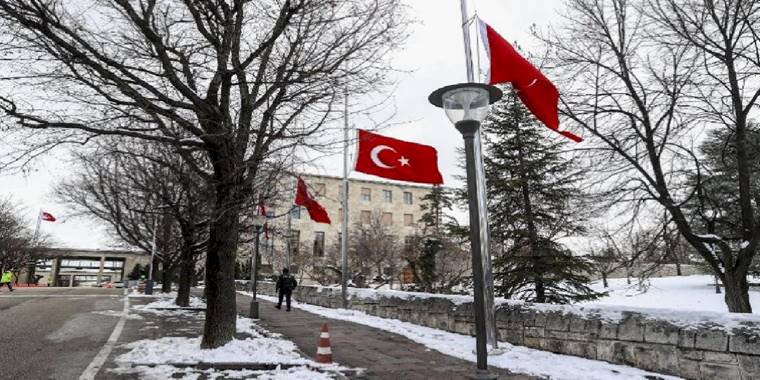 TBMM'de 'egemenliği' simgeleyen bayrak dışındaki tüm bayraklar yarıya indirildi