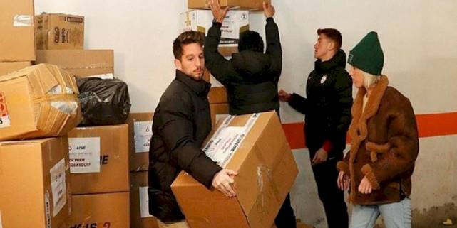Galatasaray'da Dries Mertens, Kaan Ayhan ve Jankat Yılmaz'dan yardım çalışmalarına destek!