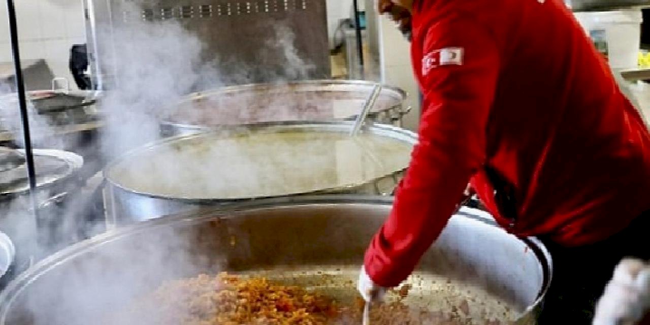 Kızılay Afetzedelere Sıcak Yemek Ulaştırmaya Devam Ediyor