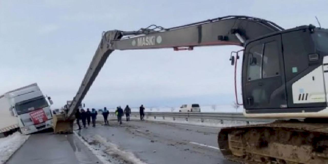 Ayni yardım tırı Konya'da kaza yaptı... Tırı, Manisa kurtardı
