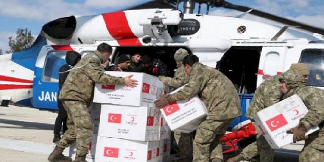 Kızılay yardımı havadan ulaştırıyor