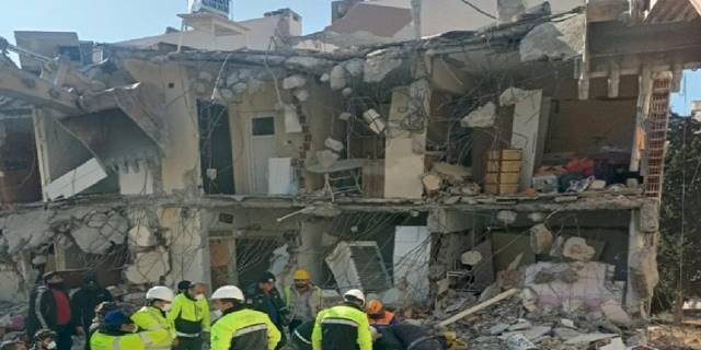 İzmir Büyükşehir ekipleri Hatay'da umudu büyütüyor