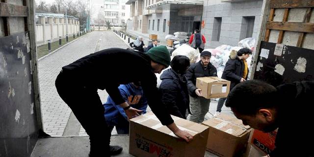 Trabzonsporlu Dorukhan Toköz Fenerbahçe taraftarı ile yardım topladı