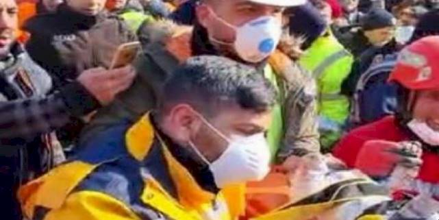 2 aylık bebek 128 saat sonra enkazdan sağ çıkarıldı