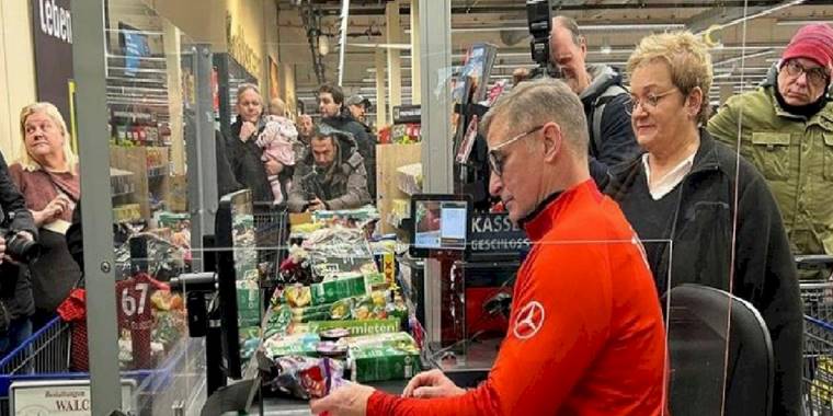 Stefan Kuntz, depremzedeler için kasiyerlik yaptı