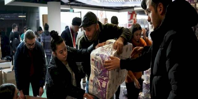 Beşiktaş'ta depremzedeler için yardım çalışmaları sürüyor!