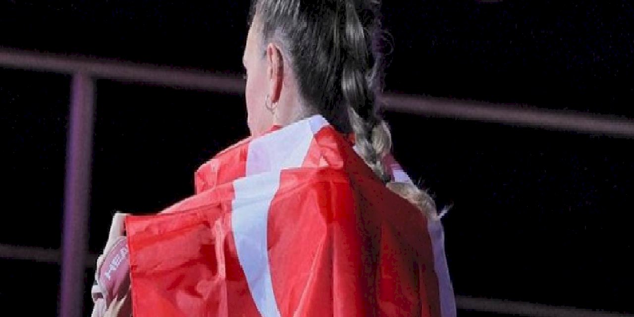 Milli tenisçi İpek Öz Türk bayrağıyla maça çıktı